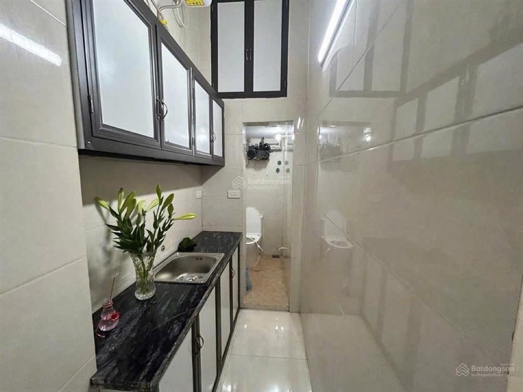 Tập thể chùa láng, tầng 1, 25 m2 (15.3 m2 sổ đỏ) 1 ngủ, chỉ 1.x tỷ.