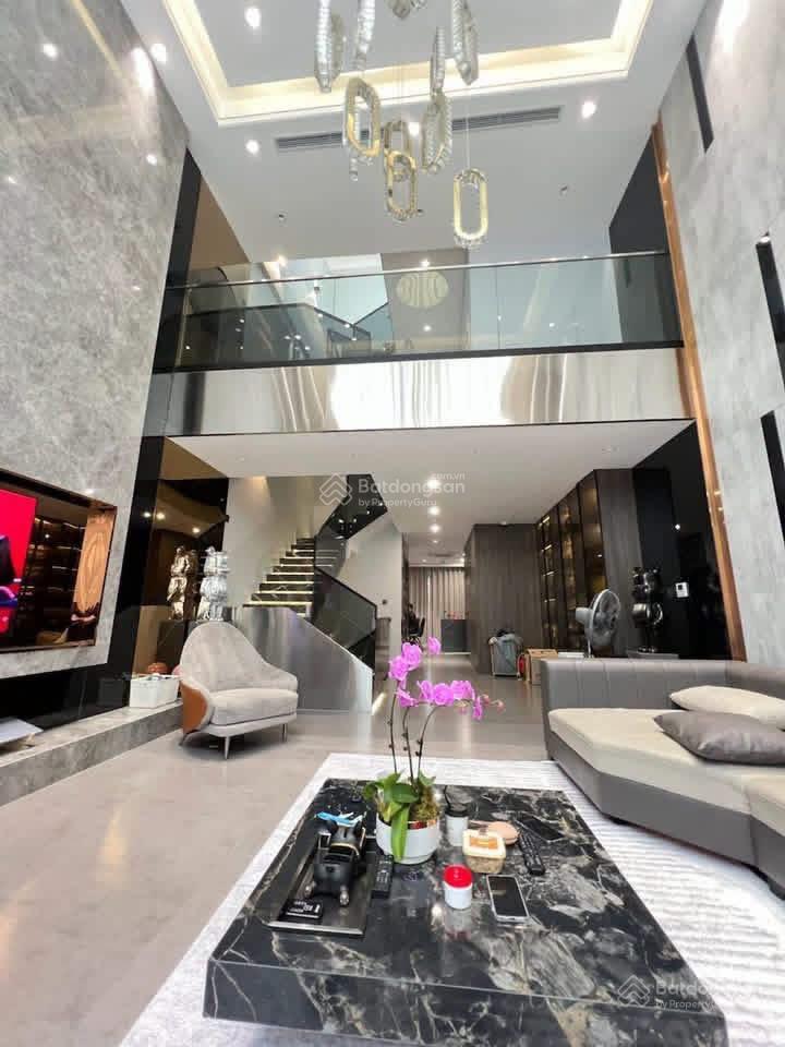 Bán nhà phố nguyễn chí thanh100m25 tầng thang máymt5.6mgara ô tônhà vô cùng đẹp2 thoáng35 t