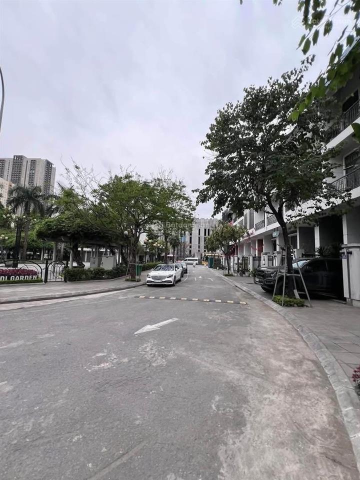Bán biệt thự trung hoà 3 mặt thoáng, view vườn hoa, dt 161m2 x 5 tầng  mt 8m nhà thô  giá 55 tỷ