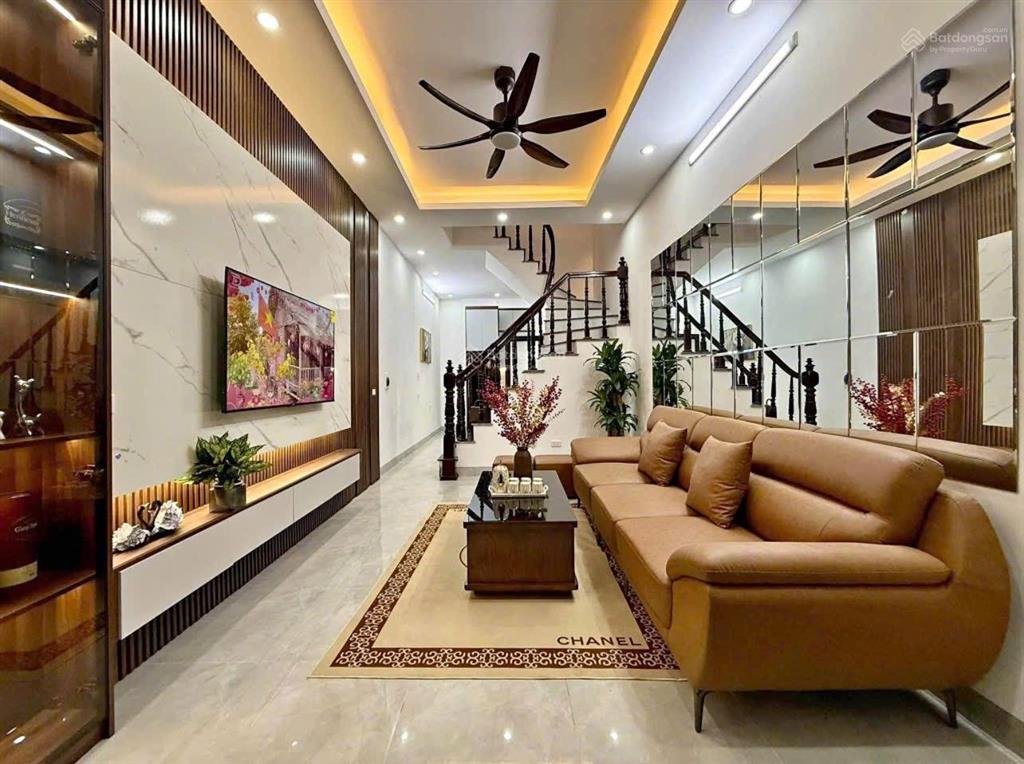 Một nhà ra phố la thành  ô tô 7 chỗ vào nhà  kinh doanh  dt 45m² 4 tầng  mt 4m  giá 15. x tỷ