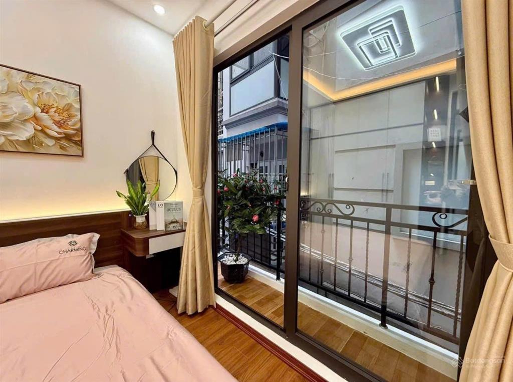 Một nhà ra phố la thành  ô tô 7 chỗ vào nhà  kinh doanh  dt 45m² 4 tầng  mt 4m  giá 15. x tỷ