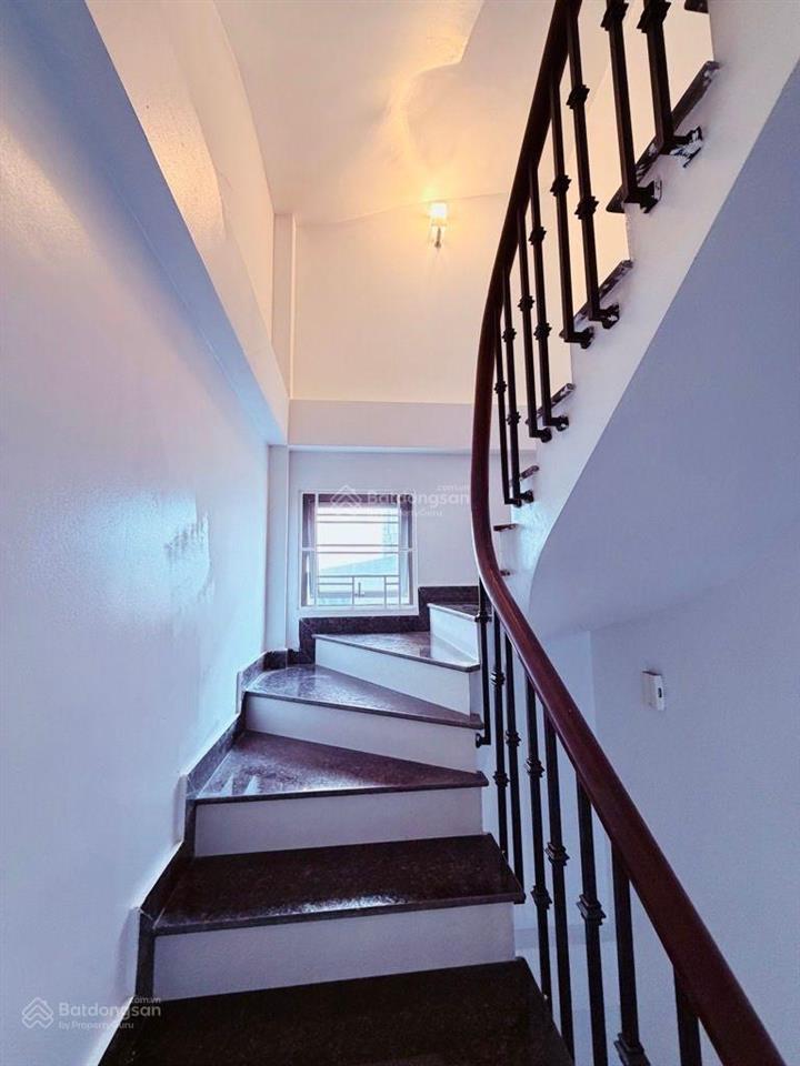 Nhà bồ đề long biên 36m2 5 tầng, mt 4.7m ngõ thông, ô tô đỗ cổng giá nhỉnh 8 tỷ.