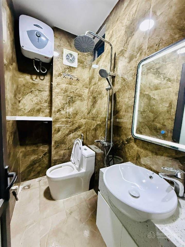 Nhà bát khối  long biên. lô góc, 45m mt 5m, 6 tầng thang máy. ô tô vào nhà.