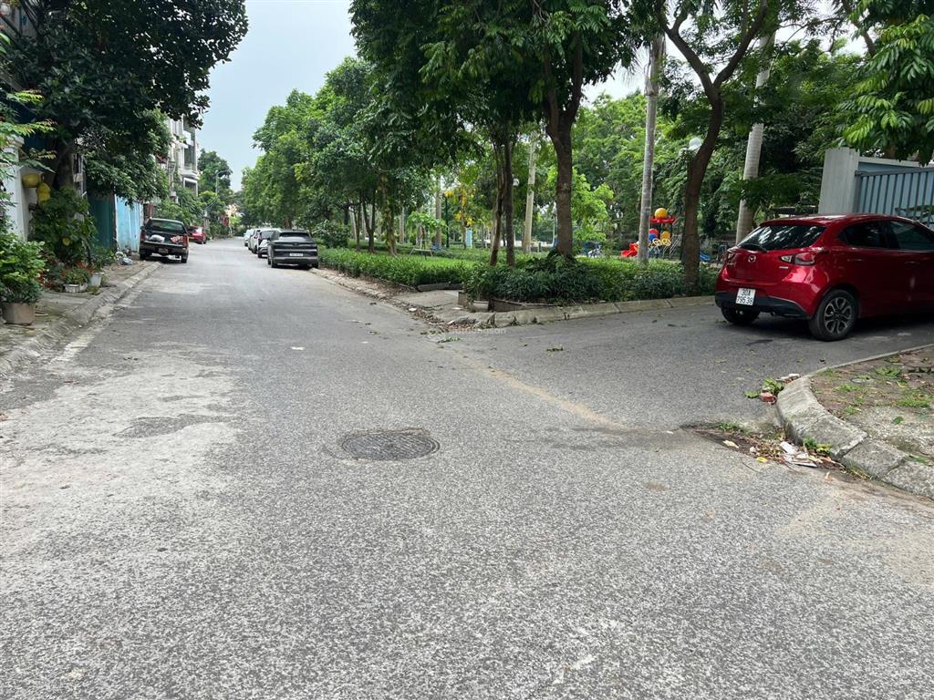 Nhà bát khối  long biên. lô góc, 45m mt 5m, 6 tầng thang máy. ô tô vào nhà.