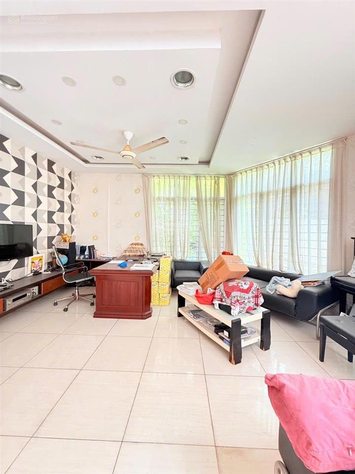 Ngang 7,4m gần mặt tiền phan đình phùng  cầu kiệu. 3 lầu, sổ vuông a4, công nhận 91m2 + sân thượng