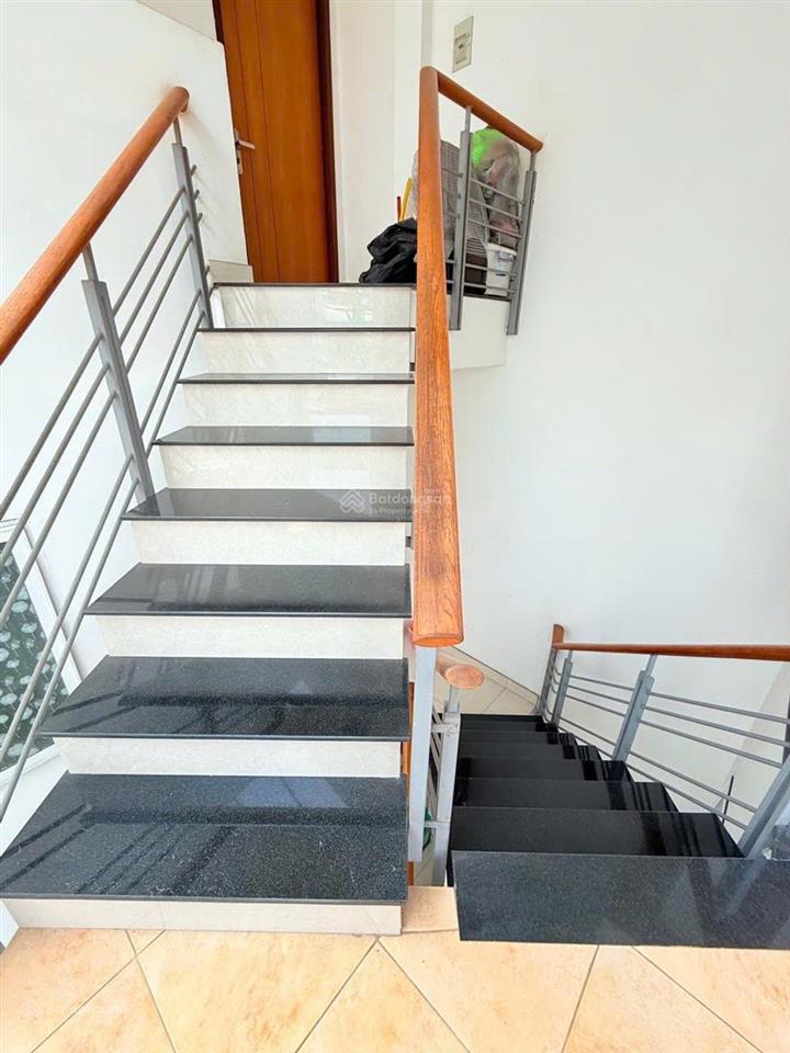 Ngang 7,4m gần mặt tiền phan đình phùng  cầu kiệu. 3 lầu, sổ vuông a4, công nhận 91m2 + sân thượng