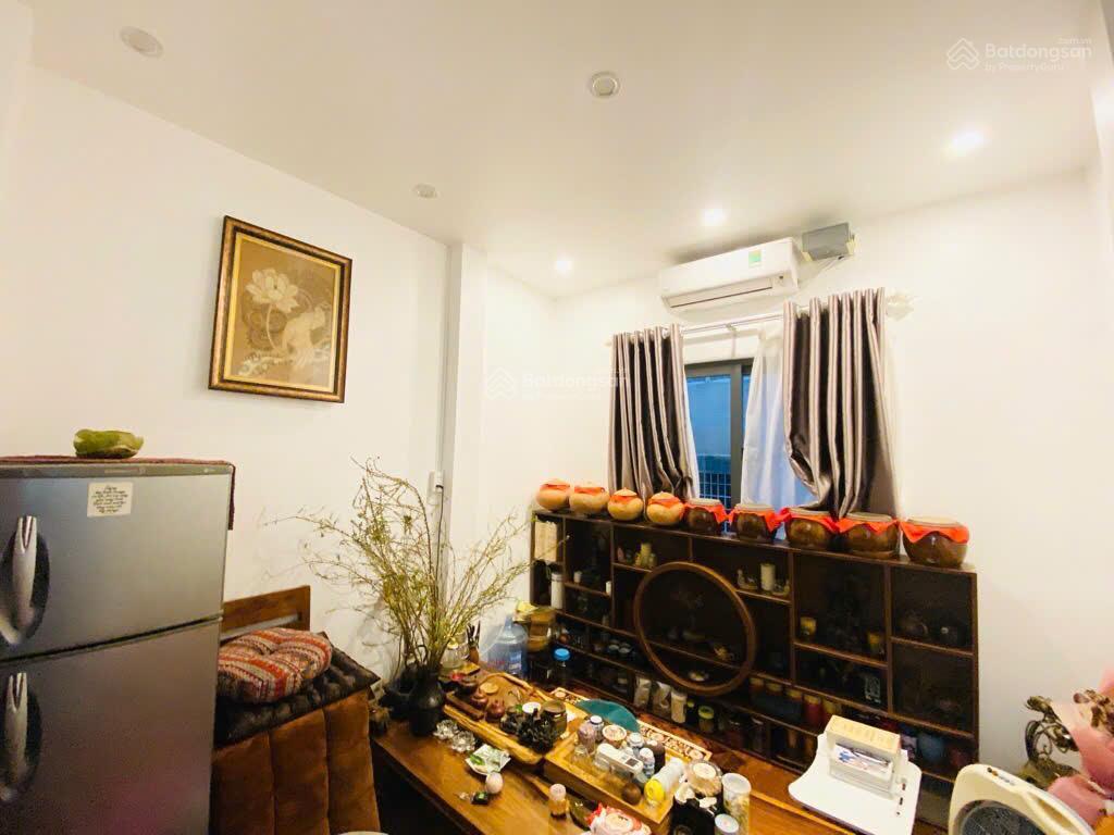 Mặt tiền nguyễn đình chính phú nhuận. kinh doanh buôn bán sầm uất, 3 lầu 4pn, 5wc, sân thượng