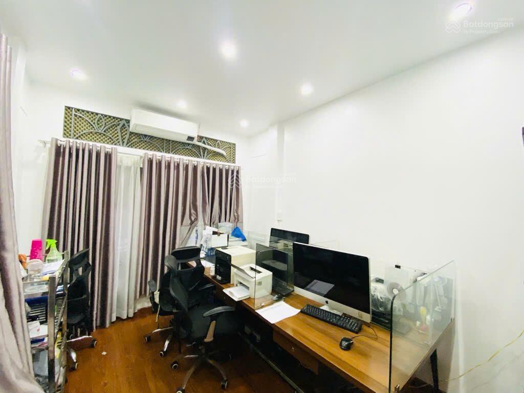 Mặt tiền nguyễn đình chính phú nhuận. kinh doanh buôn bán sầm uất, 3 lầu 4pn, 5wc, sân thượng