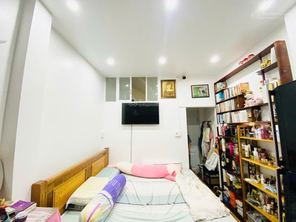 Mặt tiền nguyễn đình chính phú nhuận. kinh doanh buôn bán sầm uất, 3 lầu 4pn, 5wc, sân thượng