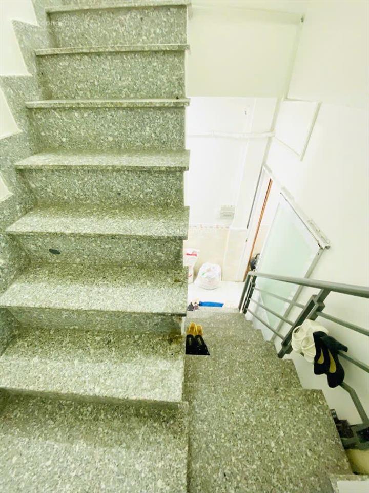 Mặt tiền nguyễn đình chính phú nhuận. kinh doanh buôn bán sầm uất, 3 lầu 4pn, 5wc, sân thượng
