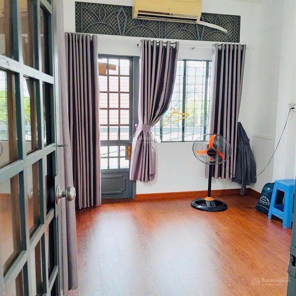 Mặt tiền nguyễn đình chính phú nhuận. kinh doanh buôn bán sầm uất, 3 lầu 4pn, 5wc, sân thượng