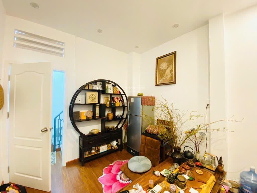 Mặt tiền nguyễn đình chính phú nhuận. kinh doanh buôn bán sầm uất, 3 lầu 4pn, 5wc, sân thượng