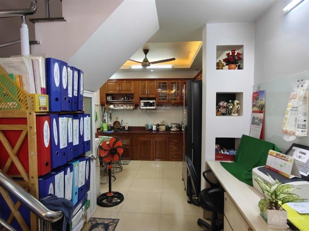 Gần mặt tiền huỳnh văn bánh  ngã tư phú nhuận. sổ a4, 3pn + sân thượng xanh, kinh doanh & buôn bán