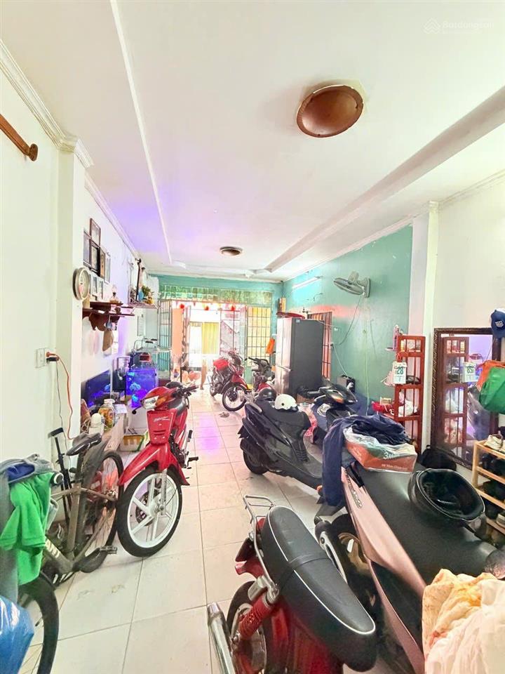 62m2, hẻm ô tô, sát mặt tiền nguyễn trọng tuyển, p. cầu kiệu. nhà cũ tiện xây mới, sân rộng thoáng.
