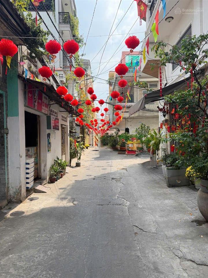 62m2, hẻm ô tô, sát mặt tiền nguyễn trọng tuyển, p. cầu kiệu. nhà cũ tiện xây mới, sân rộng thoáng.