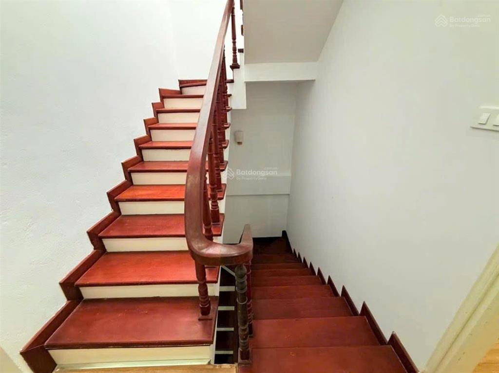 Một trong số ít hoàng cầu, ô tô đỗ cửa, ô thang máy, phân lô, thông kinh doanh, gần phố. 48m*5t