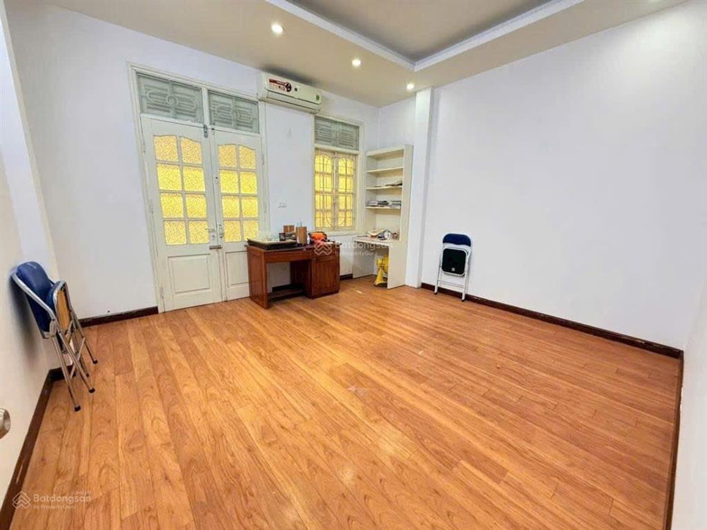 Một trong số ít hoàng cầu, ô tô đỗ cửa, ô thang máy, phân lô, thông kinh doanh, gần phố. 48m*5t