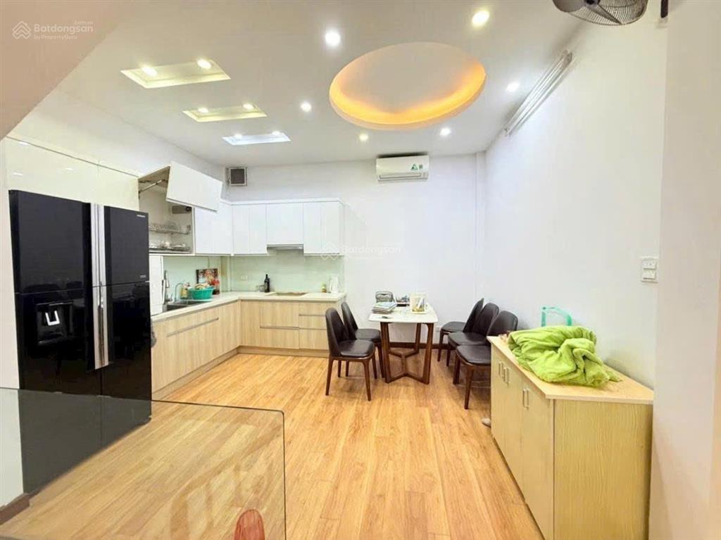 Một trong số ít hoàng cầu, ô tô đỗ cửa, ô thang máy, phân lô, thông kinh doanh, gần phố. 48m*5t