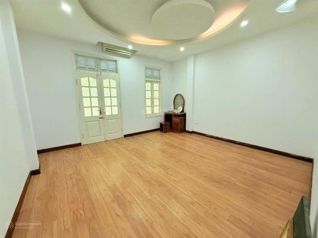 Một trong số ít hoàng cầu, ô tô đỗ cửa, ô thang máy, phân lô, thông kinh doanh, gần phố. 48m*5t
