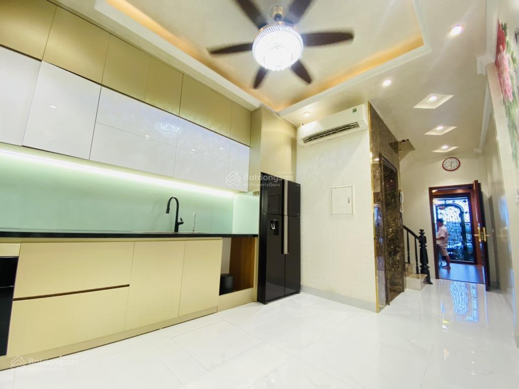 Nhà mặt phố, view hồ, đống đa. diện tích 50m2, nhà 6 tầng, thang máy. giá 29,6 tỷ
