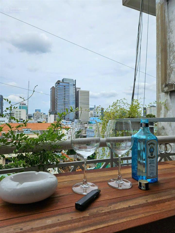 Mặt tiền q1, xanh, thoáng, view đẹp văn phòng(đủ nội thất), yoga, sẵn bàn ghế cao tại ban công
