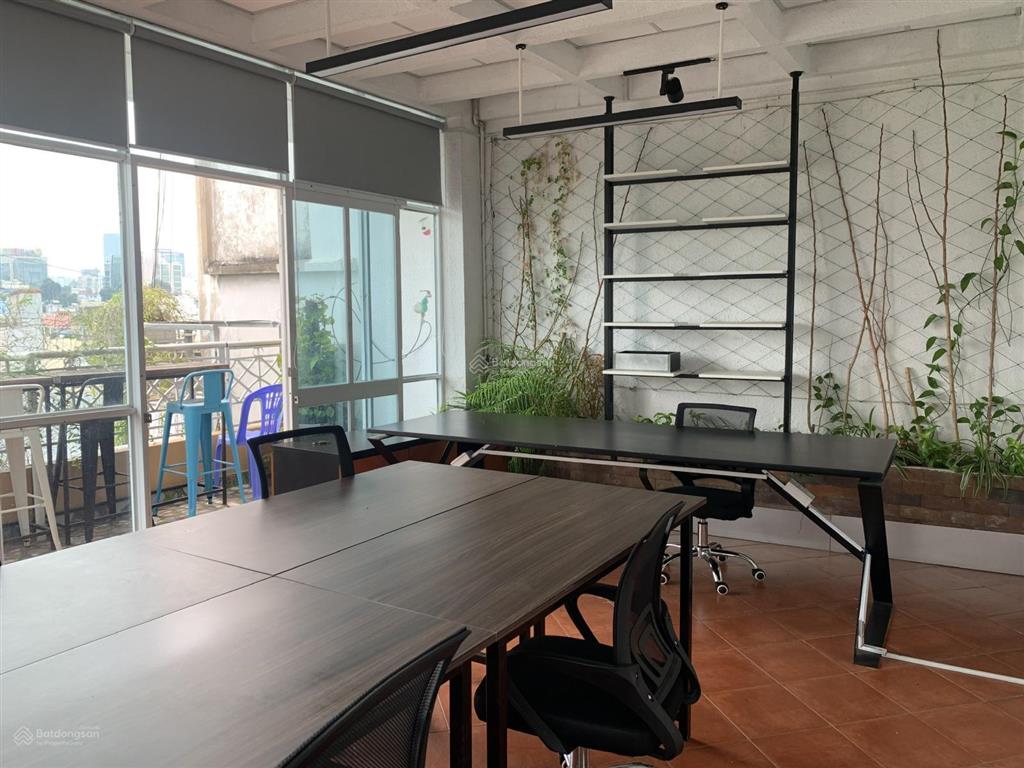 Mặt tiền q1, xanh, thoáng, view đẹp văn phòng(đủ nội thất), yoga, sẵn bàn ghế cao tại ban công
