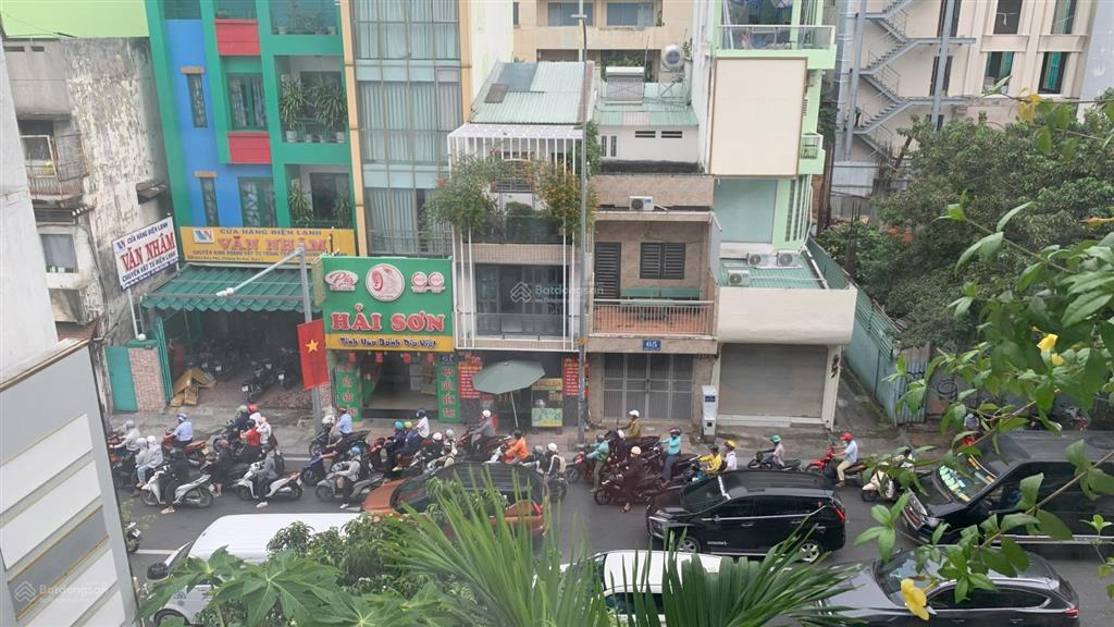 Mặt tiền q1, xanh, thoáng, view đẹp văn phòng(đủ nội thất), yoga, sẵn bàn ghế cao tại ban công