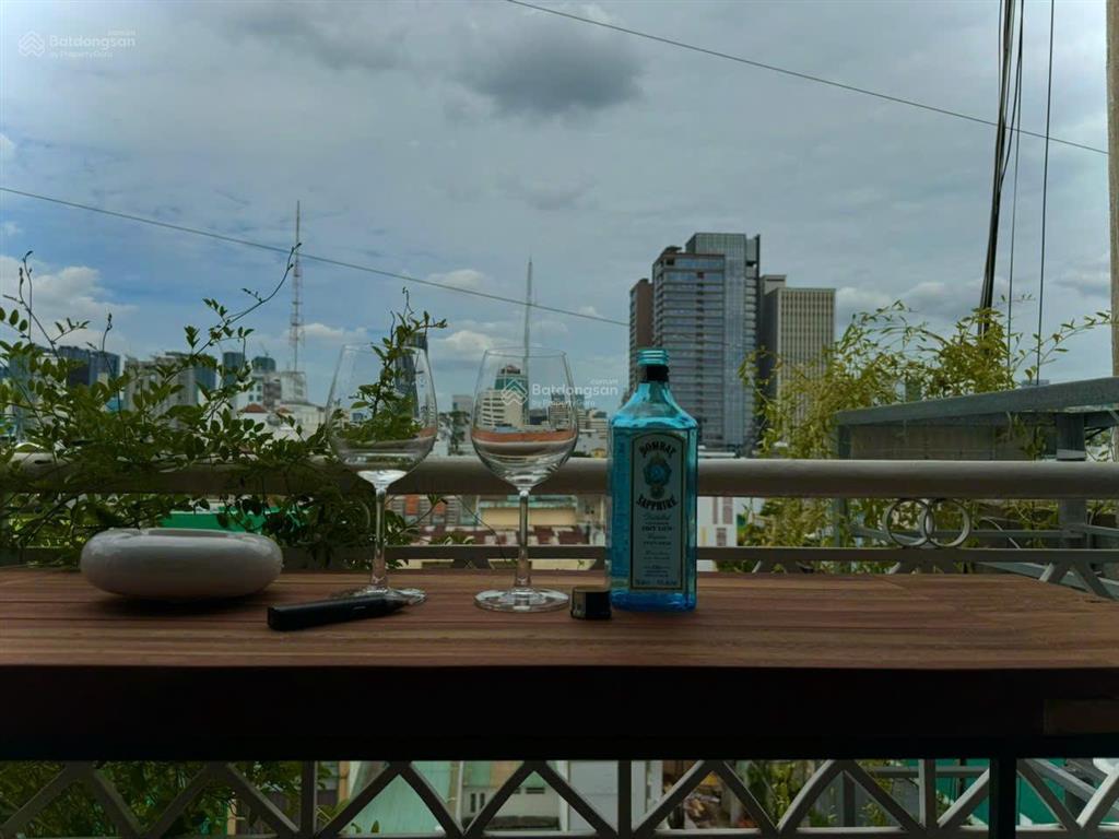 Mặt tiền q1, xanh, thoáng, view đẹp văn phòng(đủ nội thất), yoga, sẵn bàn ghế cao tại ban công