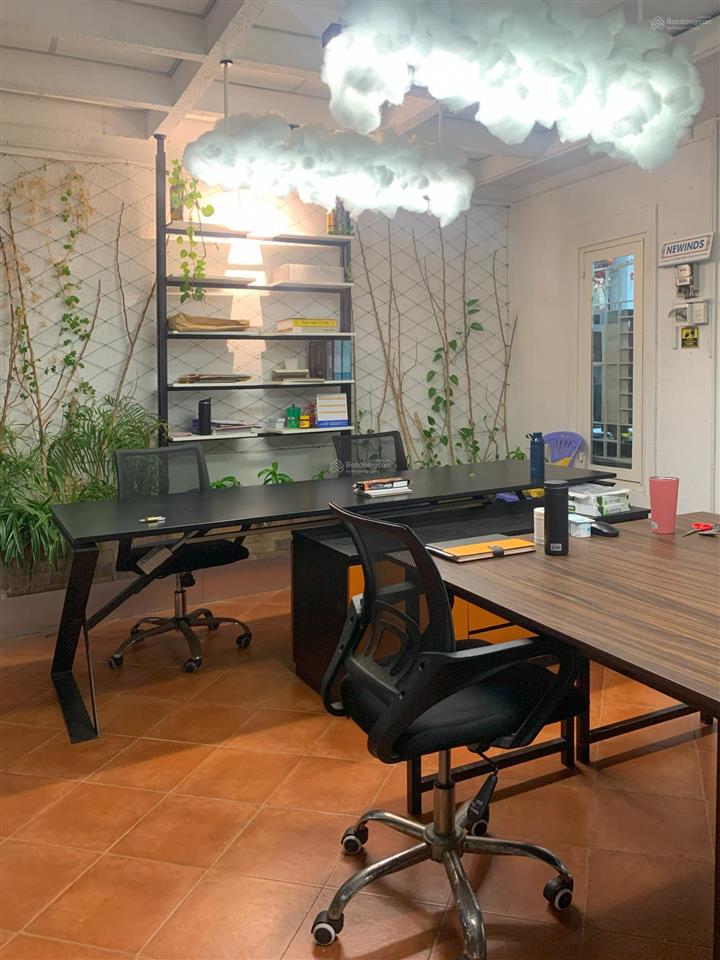 Mặt tiền q1, xanh, thoáng, view đẹp văn phòng(đủ nội thất), yoga, sẵn bàn ghế cao tại ban công