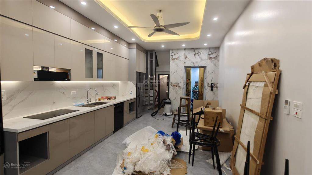 Chính chủ bán nhà ngõ 213 phố tân mai, nhà mới 6,5t thang máy, 10m ra mặt phố ô tô tránh nhau.