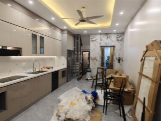Chính chủ bán nhà ngõ 213 phố tân mai, nhà mới 6,5t thang máy, 10m ra mặt phố ô tô tránh nhau.