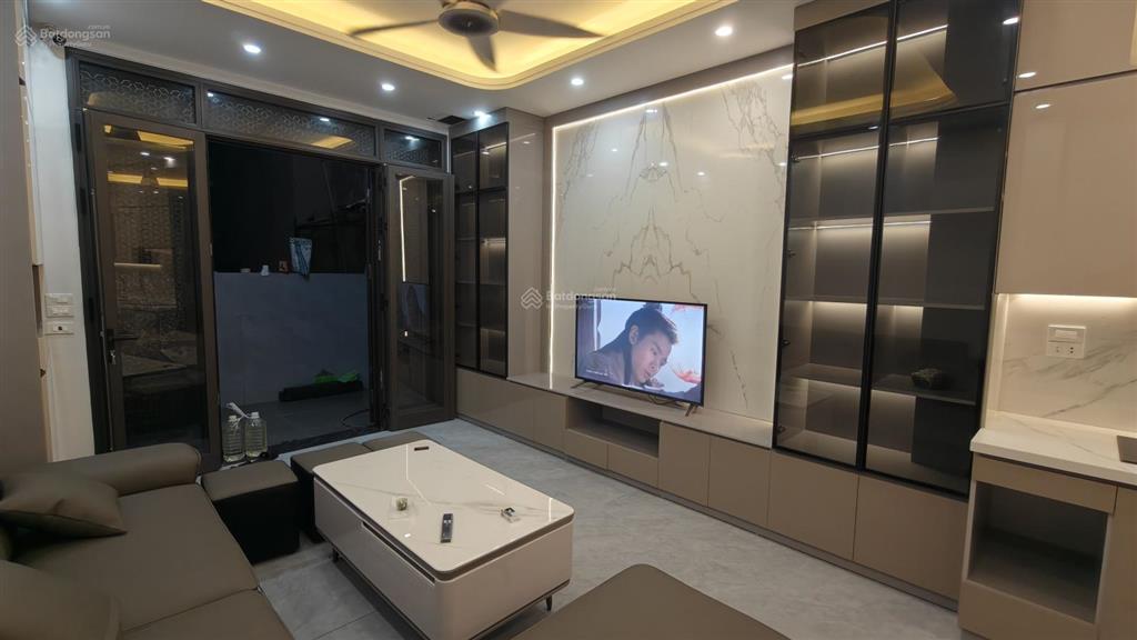 Chính chủ bán nhà ngõ 213 phố tân mai, nhà mới 6,5t thang máy, 10m ra mặt phố ô tô tránh nhau.