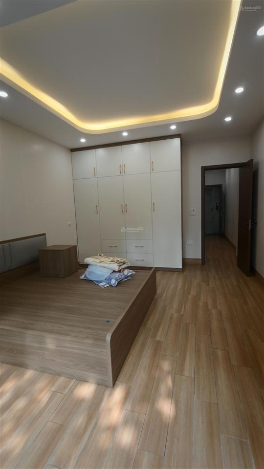 Chính chủ bán nhà ngõ 213 phố tân mai, nhà mới 6,5t thang máy, 10m ra mặt phố ô tô tránh nhau.