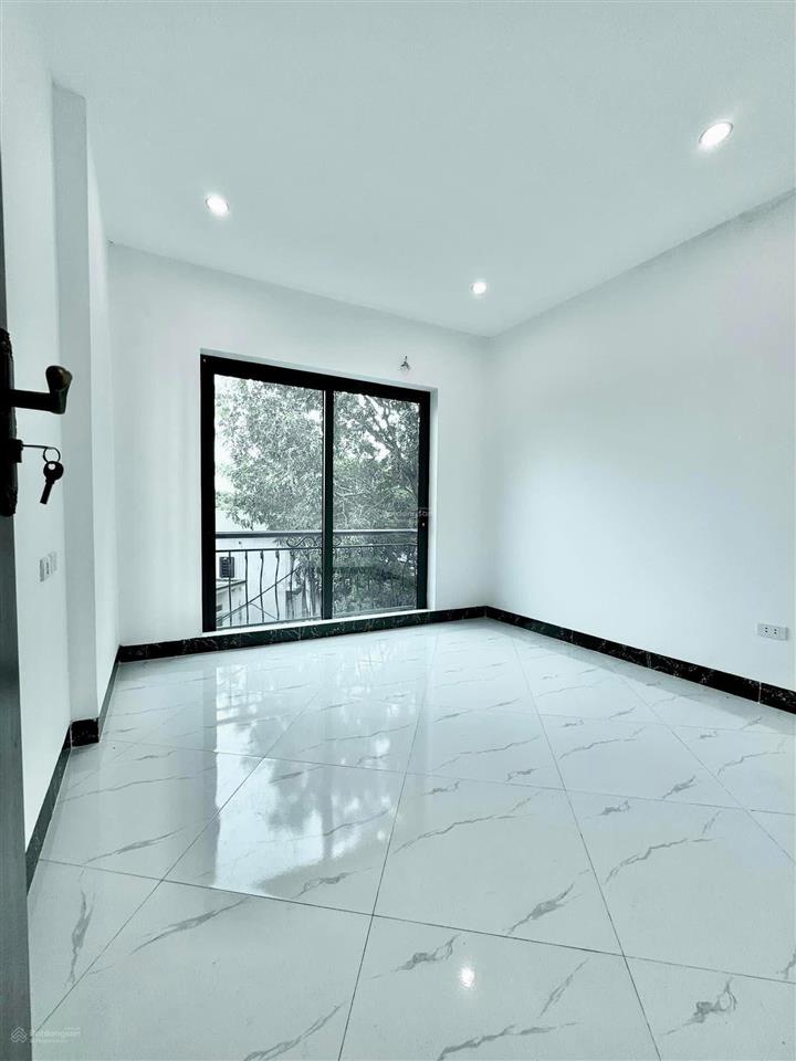 Nhà 4t*33m2 vị trí đẹp gần chợ phượng,đại học thể thao. ngõ nông,rộng ô tô vào tận nhà. giá 3,29 tỷ