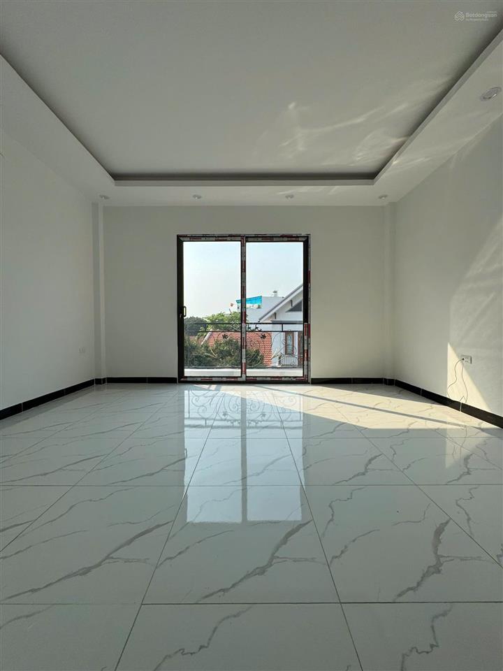 Nhà 4t*34m2 ngõ 6m ô tô đỗ cửa ngày đêm. sát sân vận động, cách 50m ra trường c12. giá chỉ 3,25 tỷ