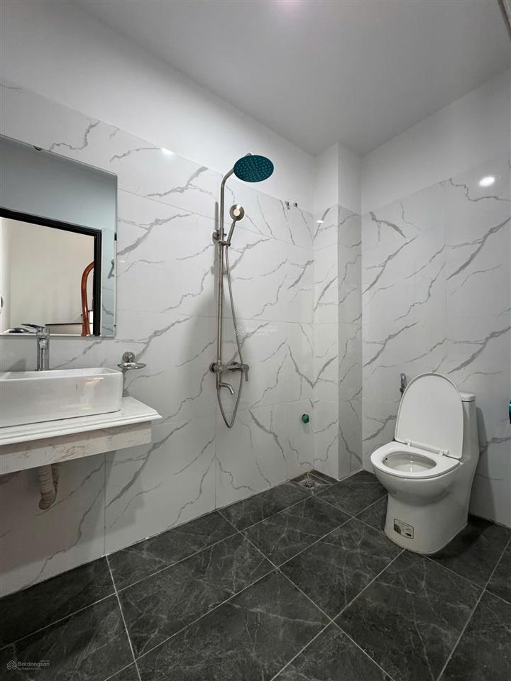 Nhà 4t*34m2 ngõ 6m ô tô đỗ cửa ngày đêm. sát sân vận động, cách 50m ra trường c12. giá chỉ 3,25 tỷ