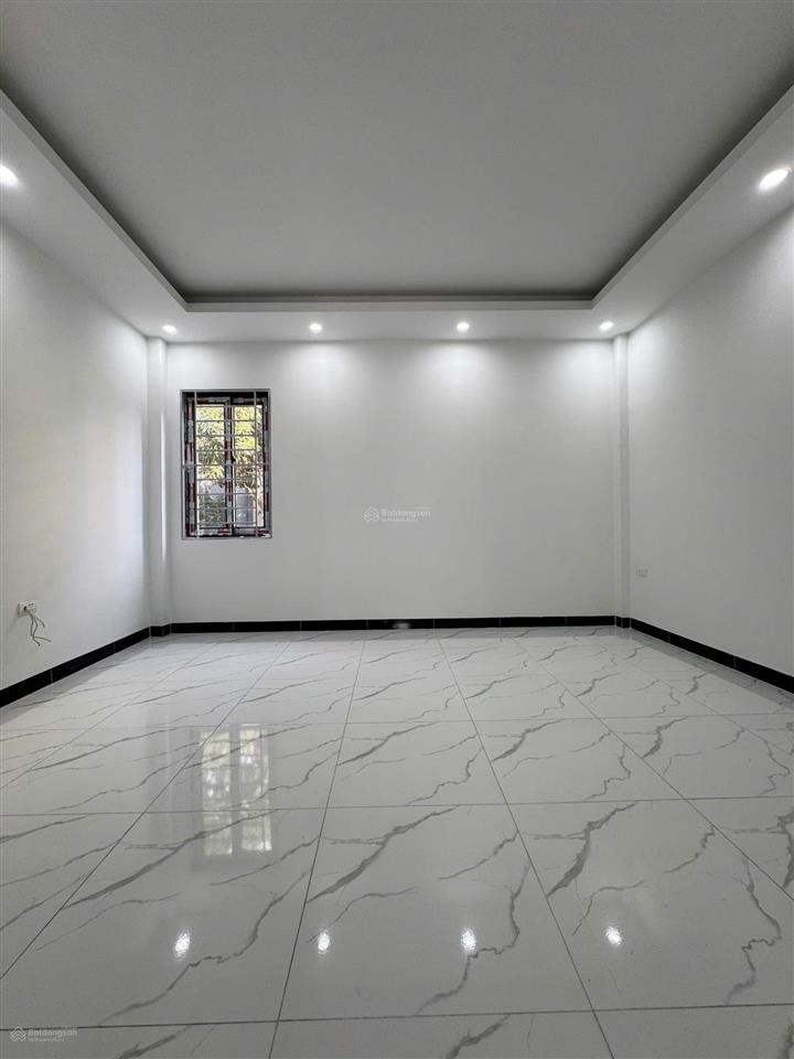 Nhà 4t*34m2 ngõ 6m ô tô đỗ cửa ngày đêm. sát sân vận động, cách 50m ra trường c12. giá chỉ 3,25 tỷ