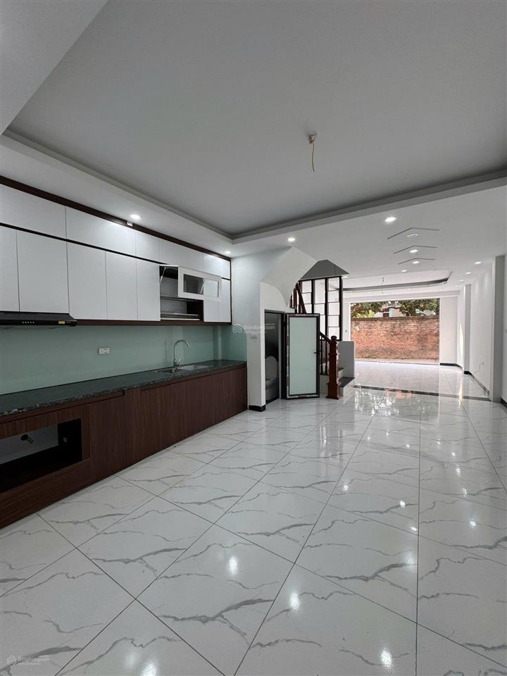 Nhà 4t*34m2 ngõ 6m ô tô đỗ cửa ngày đêm. sát sân vận động, cách 50m ra trường c12. giá chỉ 3,25 tỷ