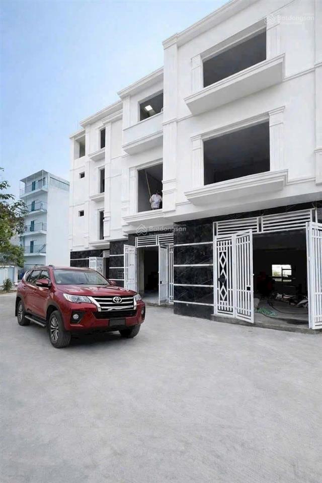 Nhà 4t*34m2 ngõ 6m ô tô đỗ cửa ngày đêm. sát sân vận động, cách 50m ra trường c12. giá chỉ 3,25 tỷ