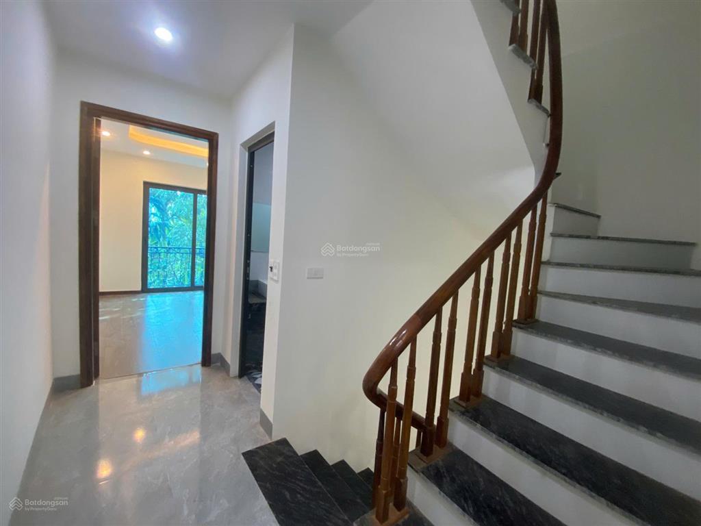 Nhà 4t*43m2 ngõ thông ô tô vào, khu vực trong đê đầy đủ mọi tiện ích, nhà 2 mặt thoáng. giá 5,25 tỷ