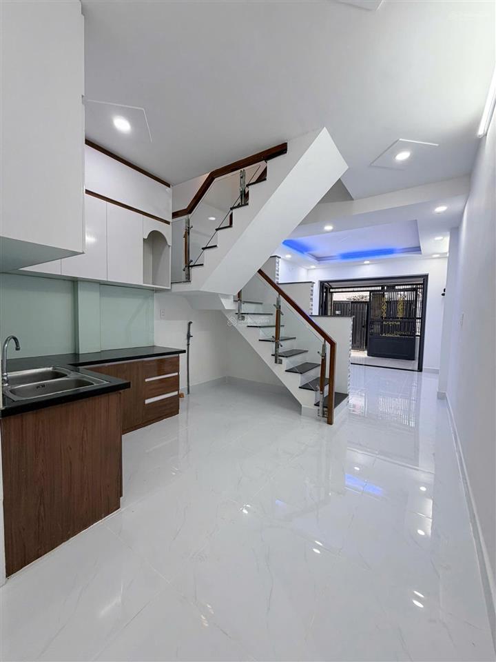 Cần bán nhà tân sơn nhì, 2 tầng, 3.7m x 11m, hẻm xe hơi, chỉ 4.5 tỷ