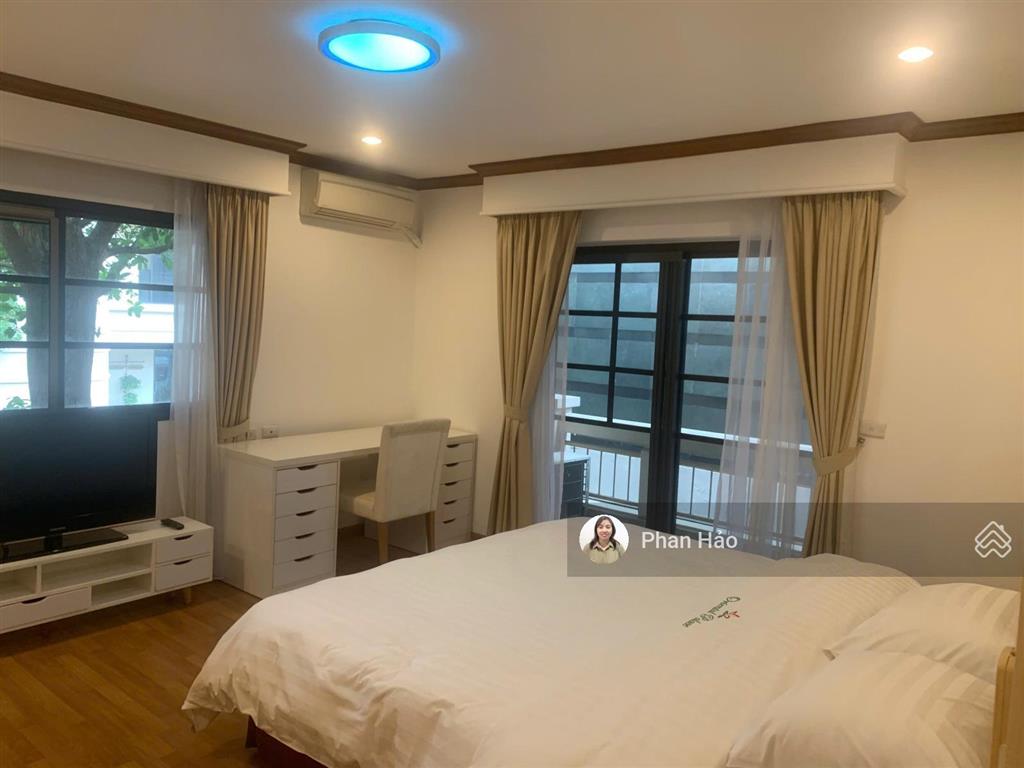 Villa oriental palace 33 tây hồ. 240m2 gồm 3 pn, 3vs. giá 75tr/th làm văn phòng hoặc để ở