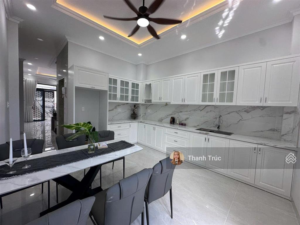 Bán nhà xây mới 3 lầu có thang máy ngay 520 quốc lộ 13 đối diện vạn phúc city