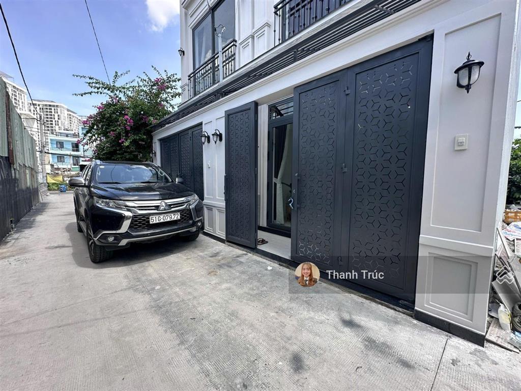 Bán nhà xây mới 3 lầu có thang máy ngay 520 quốc lộ 13 đối diện vạn phúc city
