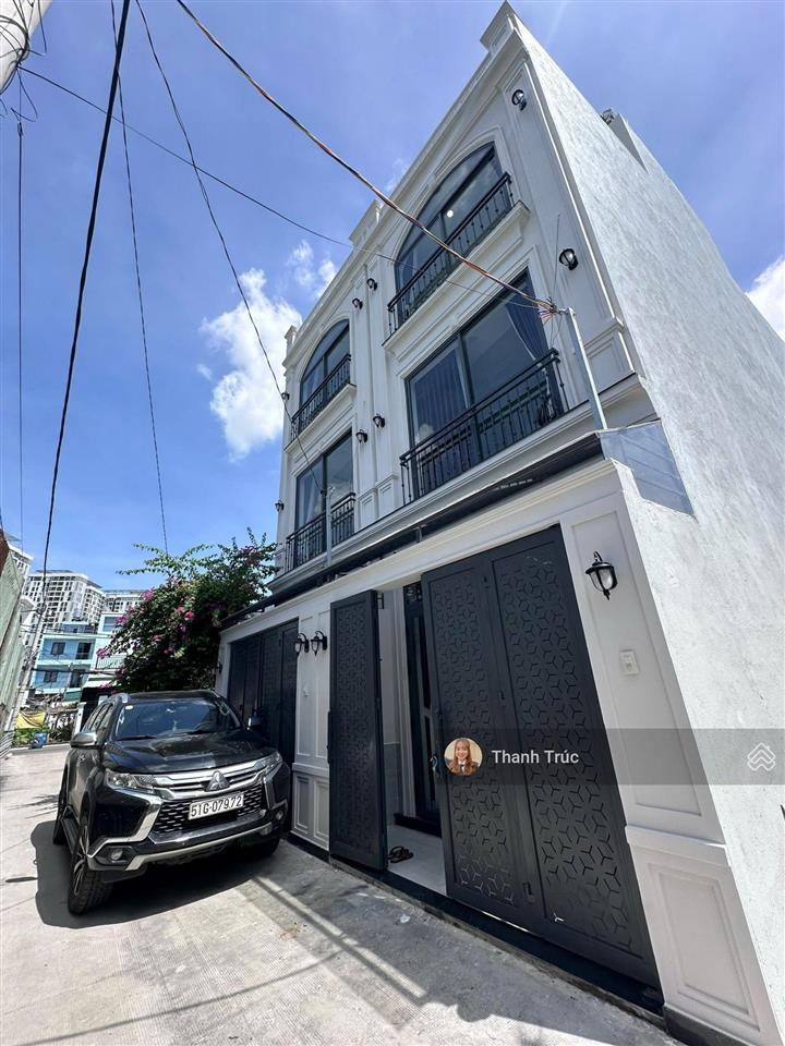 Bán nhà xây mới 3 lầu có thang máy ngay 520 quốc lộ 13 đối diện vạn phúc city