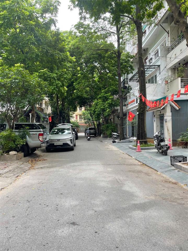 Cho thuê biệt thự lô góc trung hòa 190m², 4,5 tầng giá 70tr
