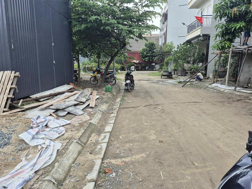 Mảnh đất dịch vụ còn sót lại gần khu biệt thự lideco