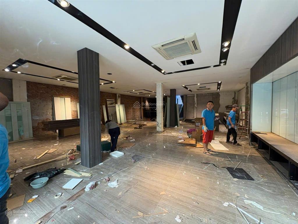 Siêu phẩm cho thuê mặt bằng kinh doanh phố huỳnh thúc kháng dt 200mx2t, mặt tiền lô góc 30m, 250tr
