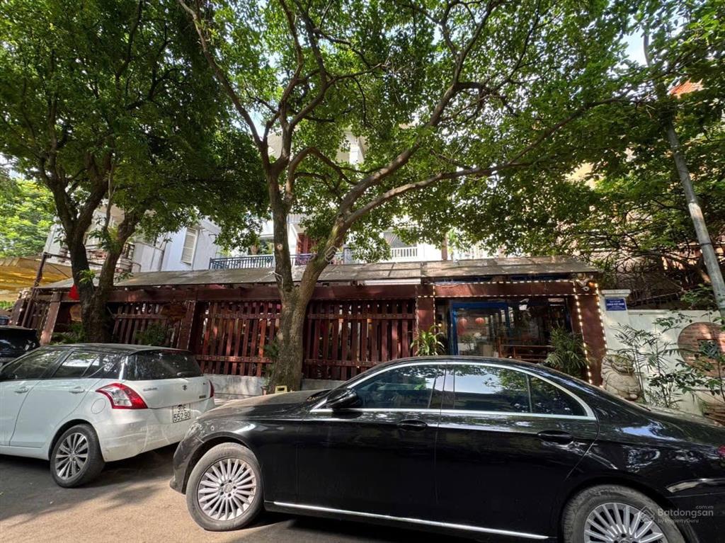 Cho thuê biệt thự ngõ 44 phố đỗ quang 260m2, mt 15m, sân vườn, kinh doanh, cách 1 nhà ra phố