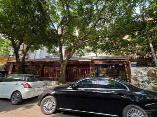 Cho thuê biệt thự ngõ 44 phố đỗ quang 260m2, mt 15m, sân vườn, kinh doanh, cách 1 nhà ra phố